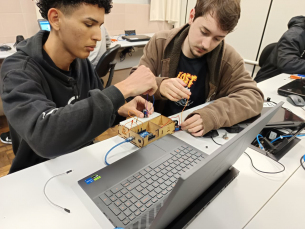 Notícia - Acadêmicos da UniSatc criam robôs de sumô e levam tecnologia às escolas