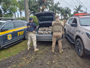Notícia -  Após fuga no RS, carro com grande quantidade drogas é apreendido em Meleiro