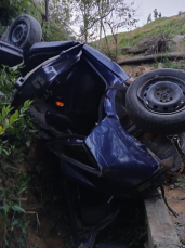 Notícia - Motorista capota carro em ribanceira de 25 metros na SC-108, em Cocal do Sul