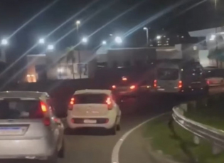 Notícia - Van de torcedores do Criciúma é atacada após jogo contra Avaí