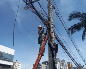 Notícia - Operação Limpa Fios: mais 800 quilos de cabos são retirados da região central de Criciúma