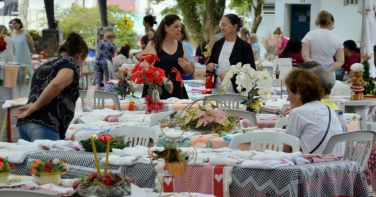 Notícia - Exposição “Encantos” celebra união e talento das artesãs de Siderópolis