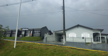 Notícia - [Vídeo] Forte vento causa estragos e deixa delegacia sem teto em Orleans