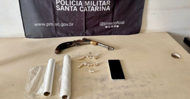 Notícia - Jovem é detido com 51 pedras de crack em Arroio do Silva