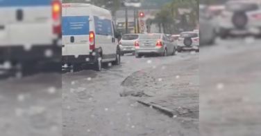 Notícia - [Vídeo] Alagamento provoca lentidão na Avenida Centenário