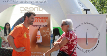 Notícia - Protetor na mão: campanha contra câncer de pele movimenta o Centro