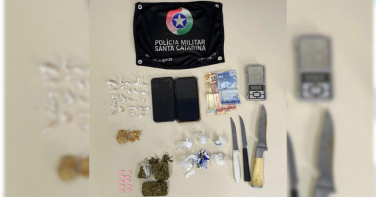 Notícia - Cão farejador ajuda polícia a encontrar drogas escondidas em Criciúma