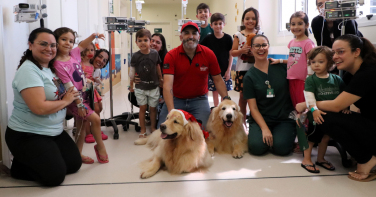 Notícia - Pet Terapia leva espírito natalino e alegria às crianças internadas em Criciúma