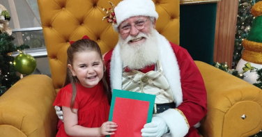 Notícia - Menina surpreende Papai Noel com carta escrita em braile