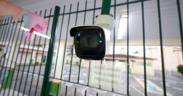 Notícia - Projeto aprovado prevê câmeras em creches e escolas de SC