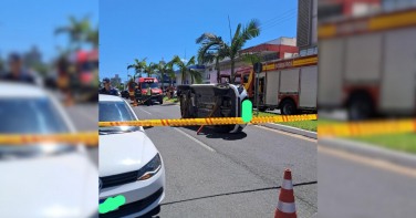 Notícia - Idoso fica preso no carro após colisão no Centro de Araranguá