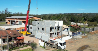 Notícia - Imagens mostram etapas do prédio erguido em 60 dias com quatro profissionais em SC