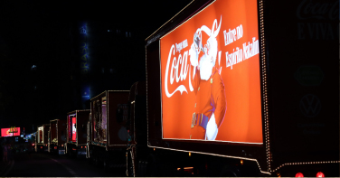Notícia - [Vídeo] Caravana Iluminada da Coca-Cola encanta moradores em Criciúma