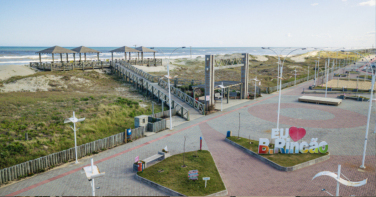 Notícia - Cidade com 13 km de orla em SC se multiplica por dez e recebe 200 mil pessoas no verão