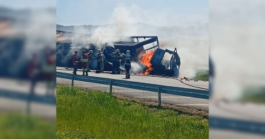Notícia - [Vídeo] Carreta carregada com cebolas tomba e pega fogo na BR-101 em Sangão 