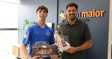 Notícia - Vencedor do Bolão Bistek recebe prêmio anual no Som Maior Esportes