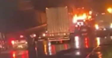 Notícia - Caminhão pega fogo e bloqueia BR-101 no Morro dos Cavalos