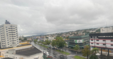 Notícia - Mesmo com chuva, mar segue próprio para banho no litoral sul