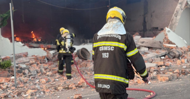 Notícia - Novas fotos mostram cenário de destruição após incêndio em fábrica de tecidos em Turvo