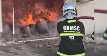 Notícia - Novas fotos mostram cenário de destruição após incêndio em fábrica de tecidos em Turvo