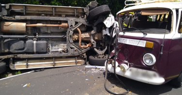 Notícia - Acidente em Criciúma deixa três feridos após batida entre Kombi e caminhonete
