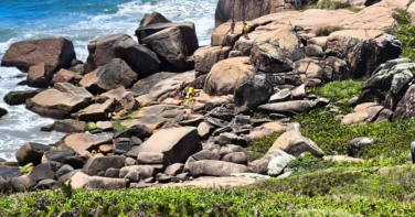 Notícia - Tragédia no costão: homem morre após cair no mar