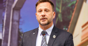 Notícia - Adriano Silva diz que será vice com atuação direta no governo: 'Perfil de arregaçar a manga'