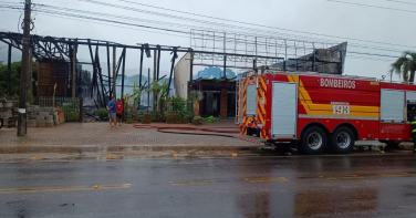Notícia - Incêndio em Garopaba destrói floricultura na SC-434