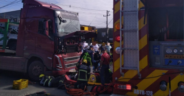 Notícia - Colisão entre caminhão e moto deixa duas mulheres feridas em Criciúma