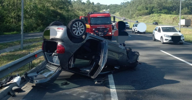 Notícia - Capotamento na Via Rápida deixa motorista ferida em Criciúma