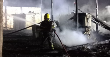 Notícia - Incêndio destrói galpão de madeira em Balneário Arroio do Silva