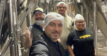 Notícia - Ex-governador vira cervejeiro cigano e cria receita inspirada em praia paradisíaca