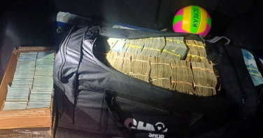 Notícia - R$ 2 milhões escondidos: cheiro de maconha revela fortuna em porta-malas de carro na BR-101 