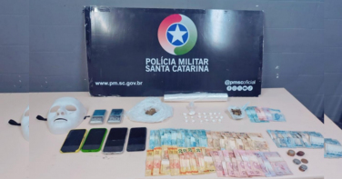 Notícia - Tráfico pela janela: casa vira ponto de drogas em Içara