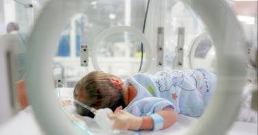 Notícia - Anticorpo que reduz internações em até 80% começa a ser aplicado em bebês prematuros em Criciúma