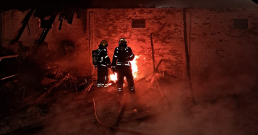 Notícia - Fogo consome palvilhão comercial e ameaça casa próxima em Araranguá