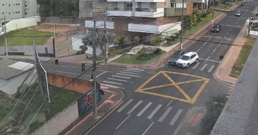Notícia - Rua dos acidentes: carro tem a frente cortada e bate contra muro na Hercílio Luz