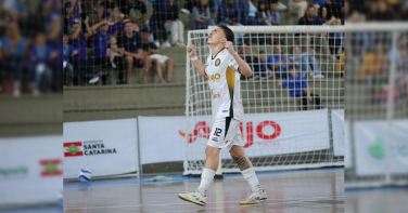 Notícia - Anjo Tintas/FME Criciúma Futsal estreia com vitória e gesto pela inclusão