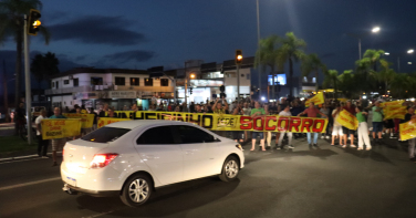 Notícia - Manifestantes bloqueiam Avenida Centenário e cobram segurança no Pinheirinho