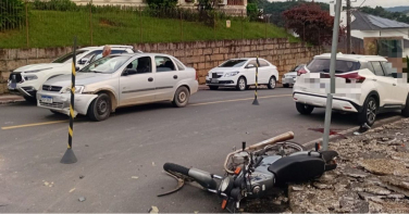 Notícia - Motociclista fica ferido após acidente no Centro de Urussanga