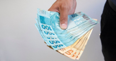 Notícia - Proposta do governo prevê salário mínimo de R$ 1.717 em 2027