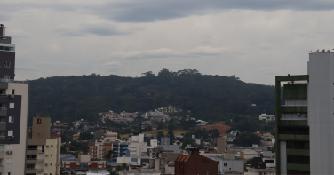 Notícia - Quarta será fria e nublada, mas calor volta no feriado