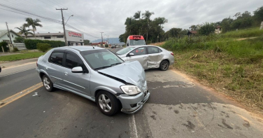 Notícia - Colisão entre carros deixa feridos na SC-370 em Gravatal