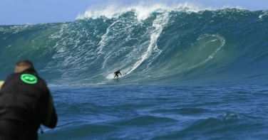 Notícia - Ciclone forma ondas gigantes em SC e reúne elite do surfe no maior campeonato do Brasil