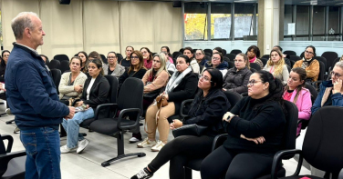 Notícia - Crianças recebem kits de alimentação durante greve nos CEIs