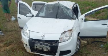 Notícia - Idosa de 75 anos fica ferida após capotamento na Via Rápida 