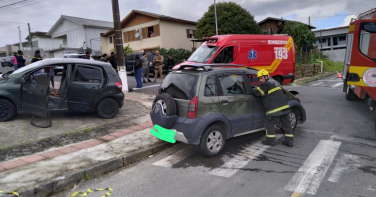 Notícia - Jovem fica presa às ferragens após acidente entre dois carros em Criciúma