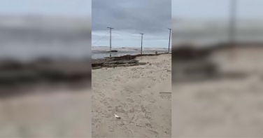 Notícia - Orla coberta de troncos e casas destelhadas: o rastro do temporal em Balneário Rincão