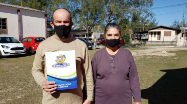 Notícia - Mais de 300 famílias ganham títulos no loteamento Caçamba, em Arroio do Silva