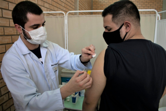 Notícia - Içarenses que ainda não se vacinaram podem ir até o Centro de Vacinação do município